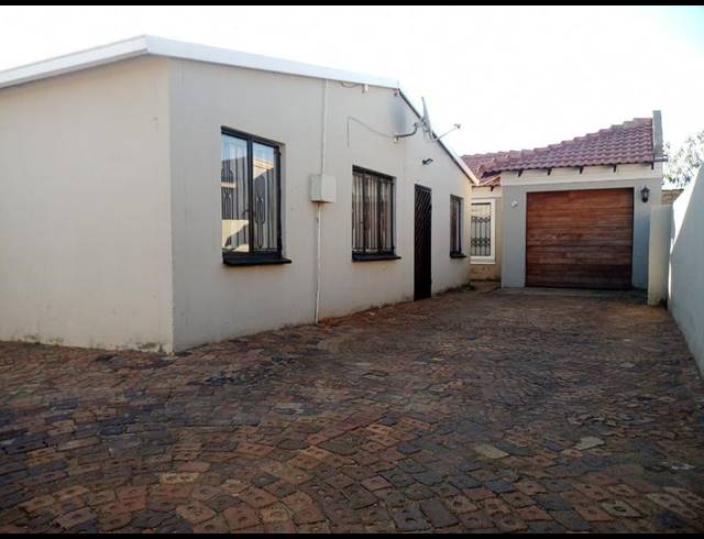 4 BEDROOM HOUSE FOR SALE IN PROTEA GLEN EXT
